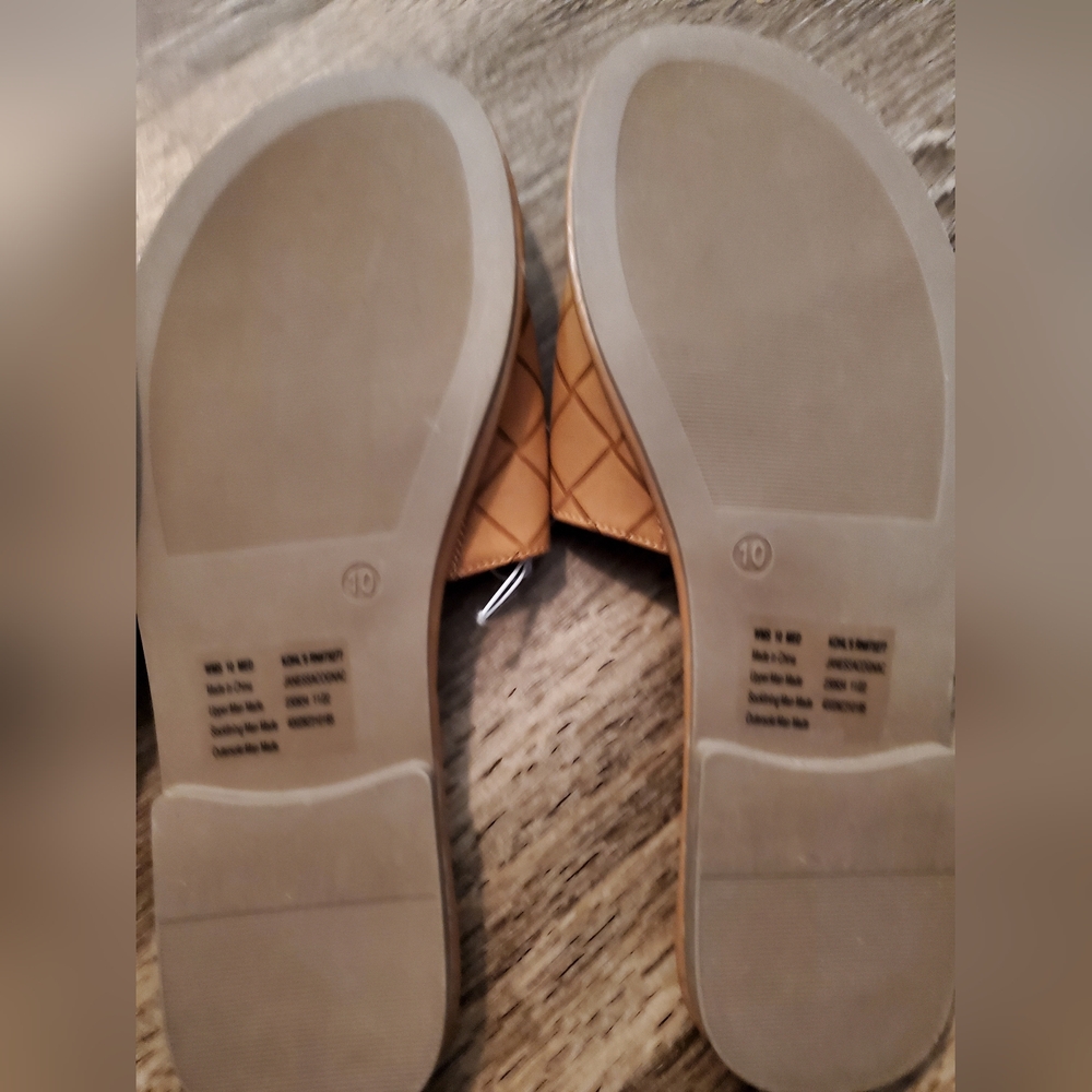 Sonoma White and Tan Slide Sandals with Quilted Design - Picture 6 of 6